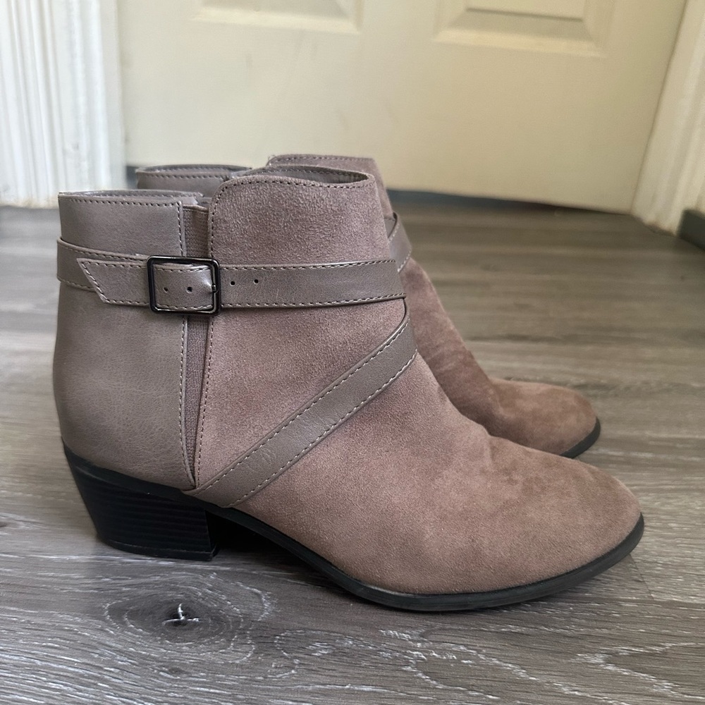 KAREN SCOTT Womens Beige Buckle Falonn Block Heel Zip-Up Booties Size 7.5
